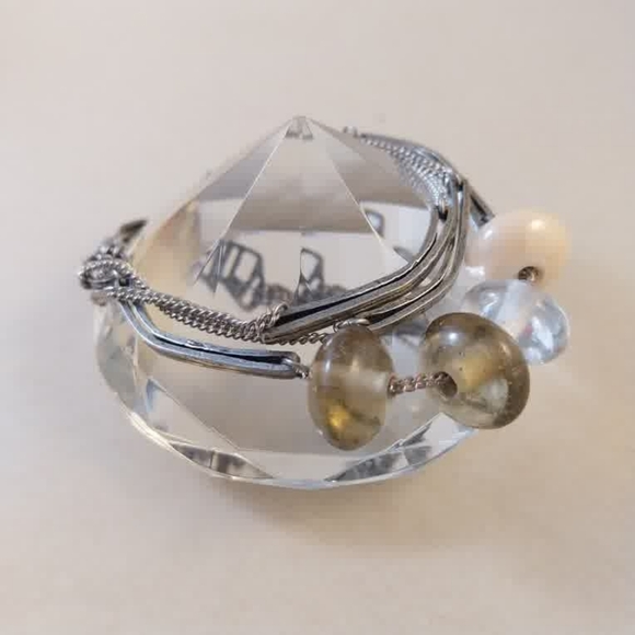 Anne Marie Chagnon Modernist Bracelet with Olive and Cream Beads - Picture 9 of 10